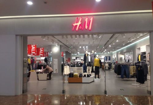 记者探访H&M店，店门口三个女孩对“中国风”服装反应各异